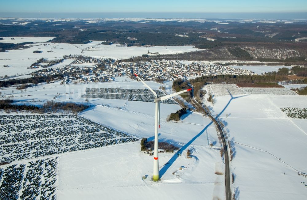 Brilon aus der Vogelperspektive: Winterlich schneebedeckte Windenergieanlage auf einem Feld in Brilon im Bundesland Nordrhein-Westfalen