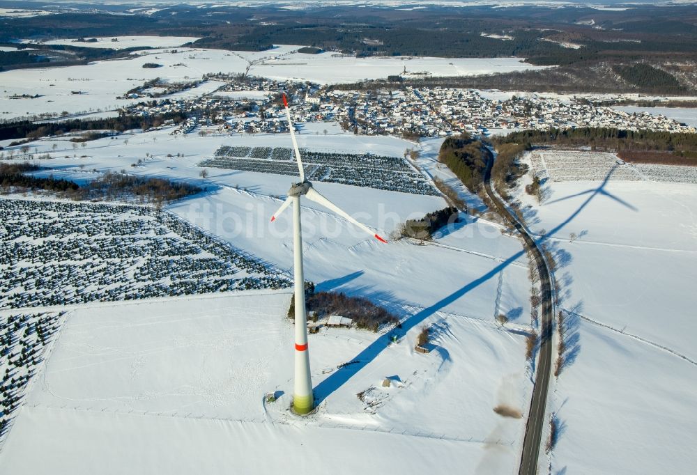 Luftbild Brilon - Winterlich schneebedeckte Windenergieanlage auf einem Feld in Brilon im Bundesland Nordrhein-Westfalen