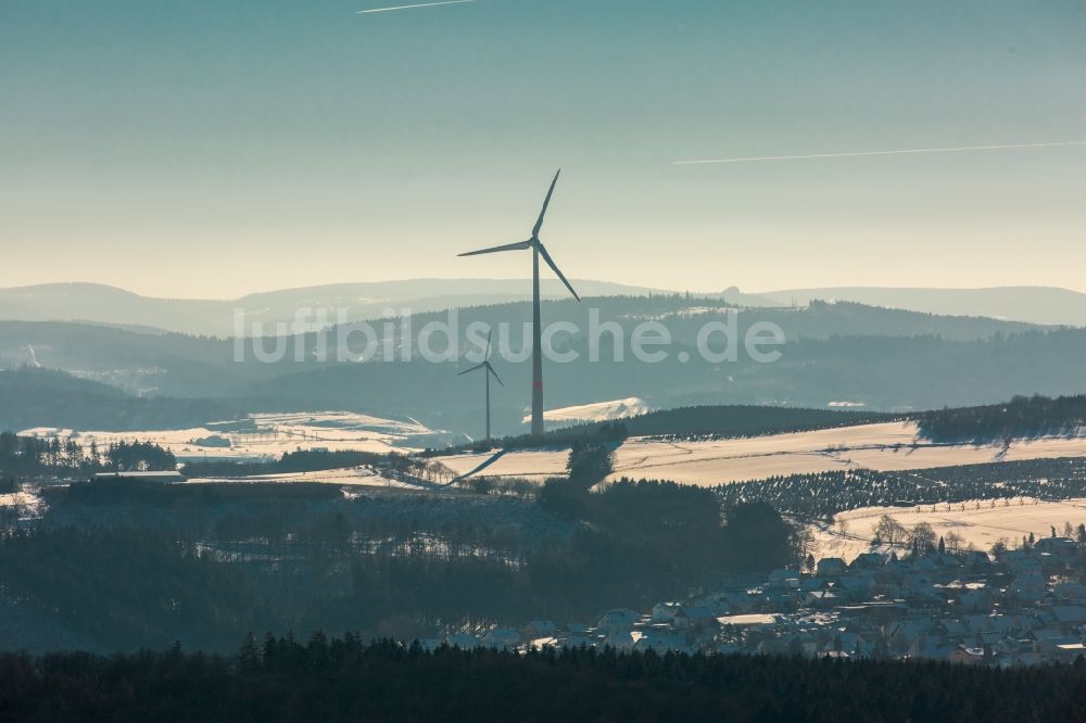 Luftaufnahme Brilon - Winterlich schneebedeckte Windenergieanlage auf einem Feld in Brilon im Bundesland Nordrhein-Westfalen