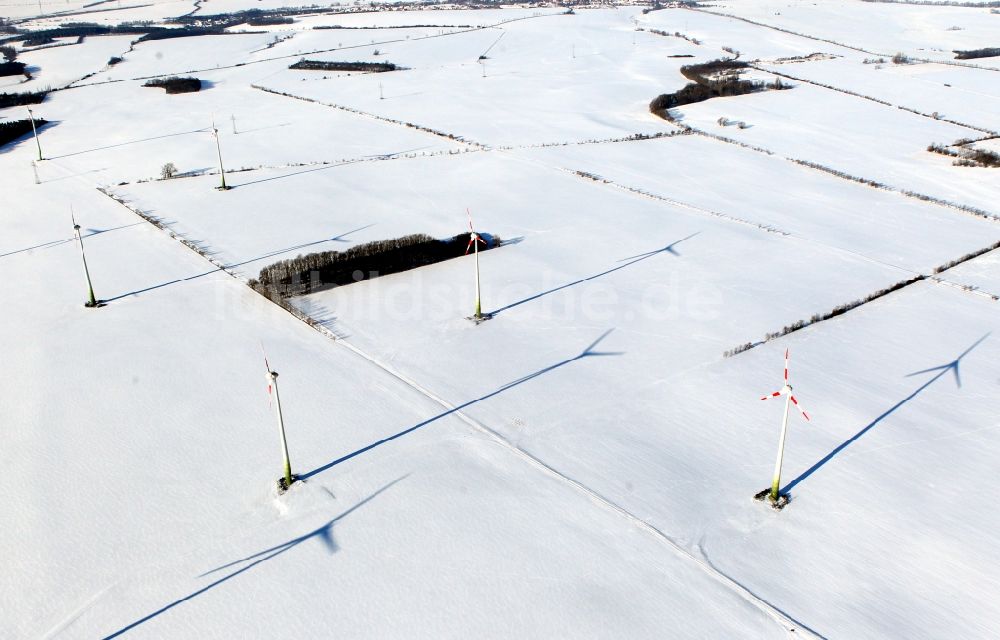 Luftaufnahme Bösleben-Wüllersleben - Winterlich schneebedeckte Windenergieanlagen auf einem Feld in Bösleben-Wüllersleben im Bundesland Thüringen