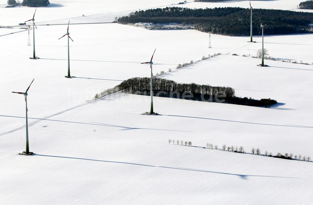 Bösleben-Wüllersleben von oben - Winterlich schneebedeckte Windenergieanlagen auf einem Feld in Bösleben-Wüllersleben im Bundesland Thüringen