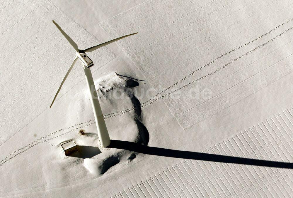 Bösleben-Wüllersleben aus der Vogelperspektive: Winterlich schneebedeckte Windenergieanlagen auf einem Feld in Bösleben-Wüllersleben im Bundesland Thüringen