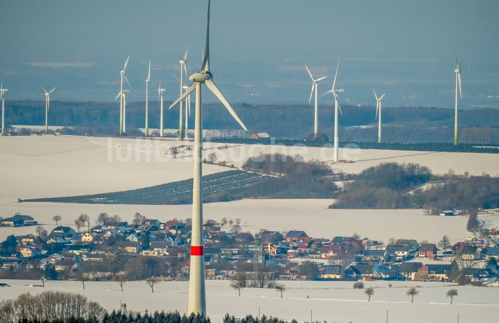 Rüthen von oben - Winterlich schneebedeckte Windenergieanlagen auf einem Feld in Rüthen im Bundesland Nordrhein-Westfalen