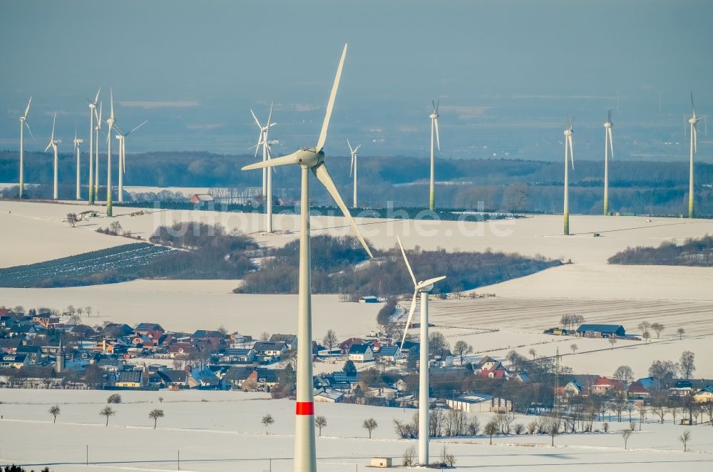 Rüthen aus der Vogelperspektive: Winterlich schneebedeckte Windenergieanlagen auf einem Feld in Rüthen im Bundesland Nordrhein-Westfalen