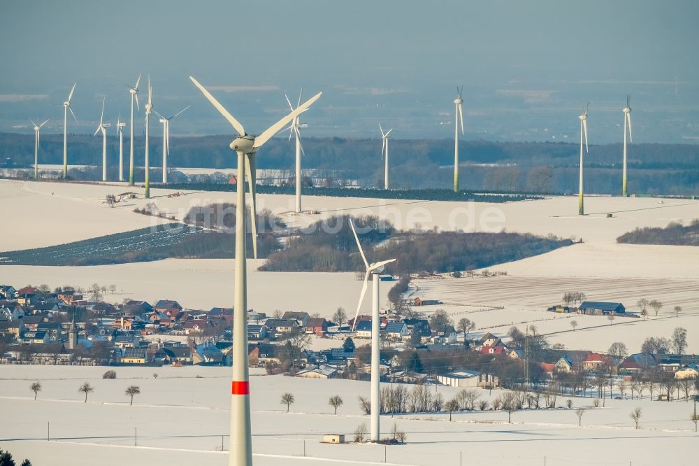 Luftbild Rüthen - Winterlich schneebedeckte Windenergieanlagen auf einem Feld in Rüthen im Bundesland Nordrhein-Westfalen