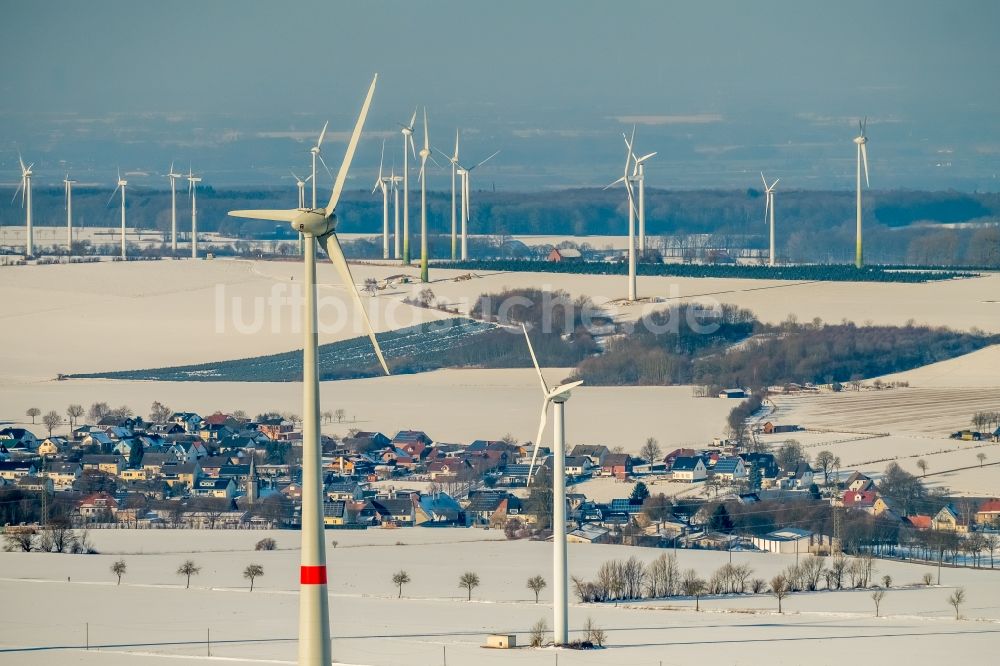 Luftaufnahme Rüthen - Winterlich schneebedeckte Windenergieanlagen auf einem Feld in Rüthen im Bundesland Nordrhein-Westfalen