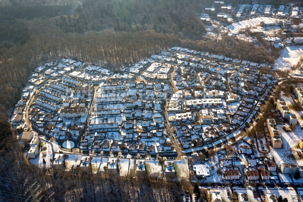 Arnsberg von oben - Winterlich schneebedeckte Wohnsiedlung Moosfelde im Ortsteil Neheim in Arnsberg im Bundesland Nordrhein-Westfalen