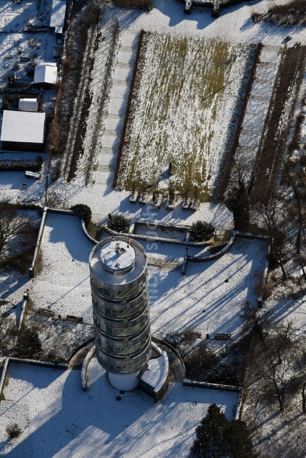 Luftaufnahme Brandenburg an der Havel - Winterlich schneebedeckter Aussichtsturm Friedendswarte in Brandenburg an der Havel im Bundesland Brandenburg