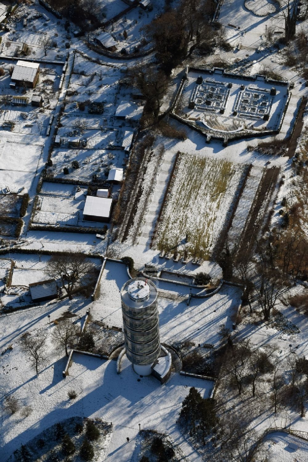 Brandenburg an der Havel von oben - Winterlich schneebedeckter Aussichtsturm Friedendswarte in Brandenburg an der Havel im Bundesland Brandenburg