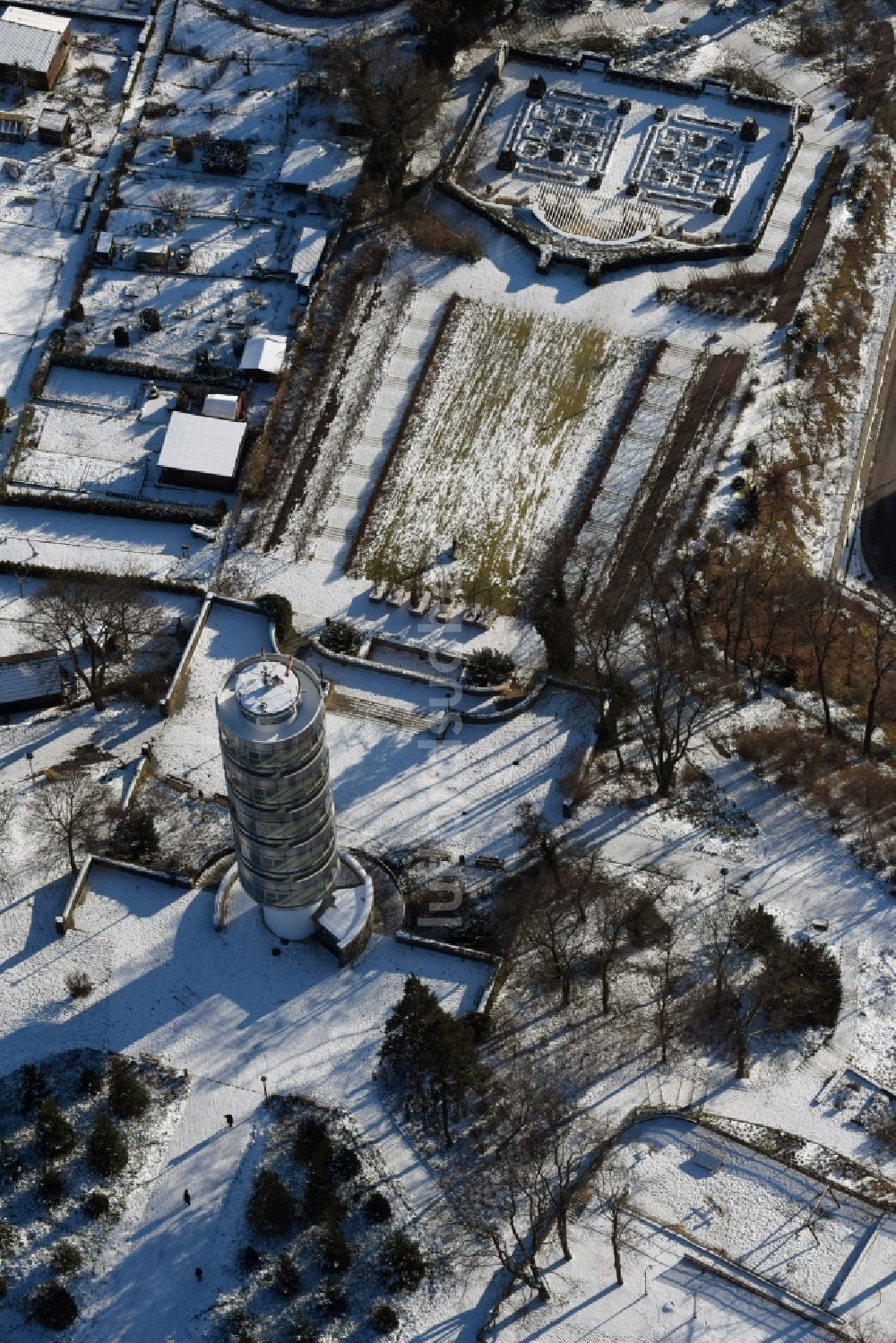 Brandenburg an der Havel aus der Vogelperspektive: Winterlich schneebedeckter Aussichtsturm Friedendswarte in Brandenburg an der Havel im Bundesland Brandenburg