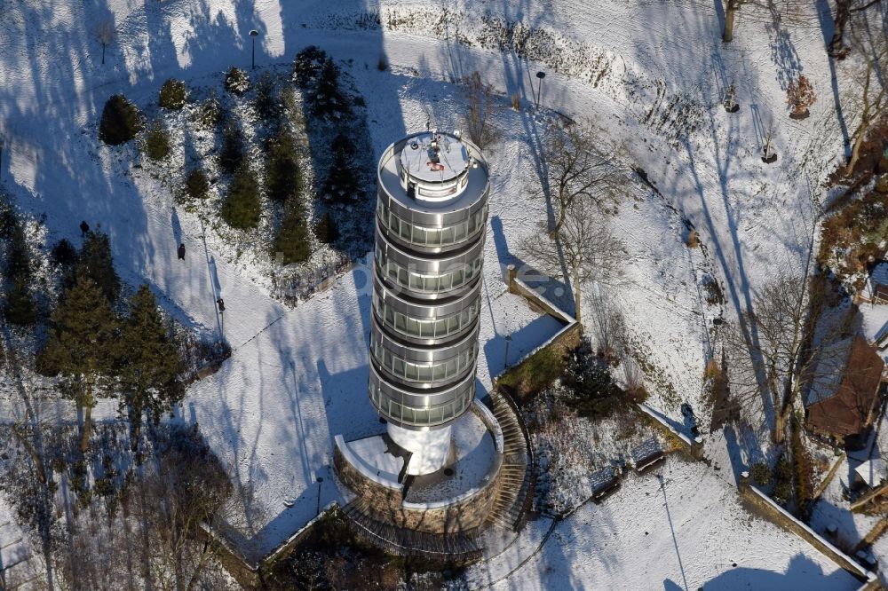 Brandenburg an der Havel aus der Vogelperspektive: Winterlich schneebedeckter Aussichtsturm Friedendswarte in Brandenburg an der Havel im Bundesland Brandenburg