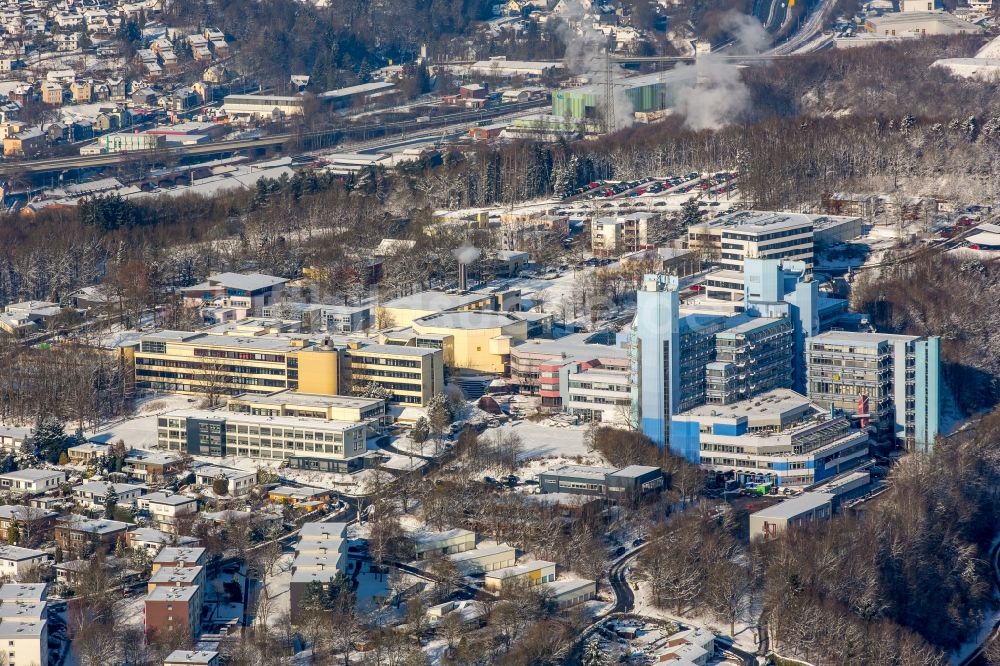 Siegen aus der Vogelperspektive: Winterlich schneebedeckter Campus- Universitäts- Bereich des Adolf-Reichwein-Gebäude in Siegen im Bundesland Nordrhein-Westfalen