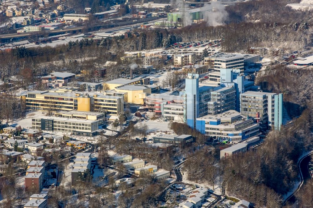 Luftbild Siegen - Winterlich schneebedeckter Campus- Universitäts- Bereich des Adolf-Reichwein-Gebäude in Siegen im Bundesland Nordrhein-Westfalen