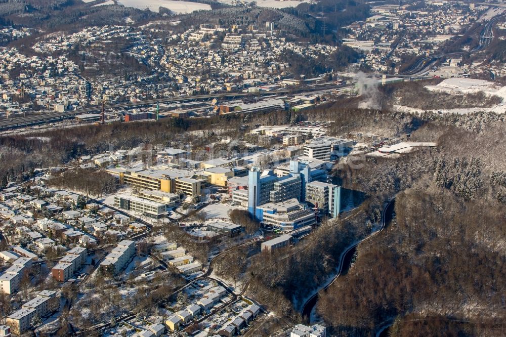 Luftaufnahme Siegen - Winterlich schneebedeckter Campus- Universitäts- Bereich des Adolf-Reichwein-Gebäude in Siegen im Bundesland Nordrhein-Westfalen