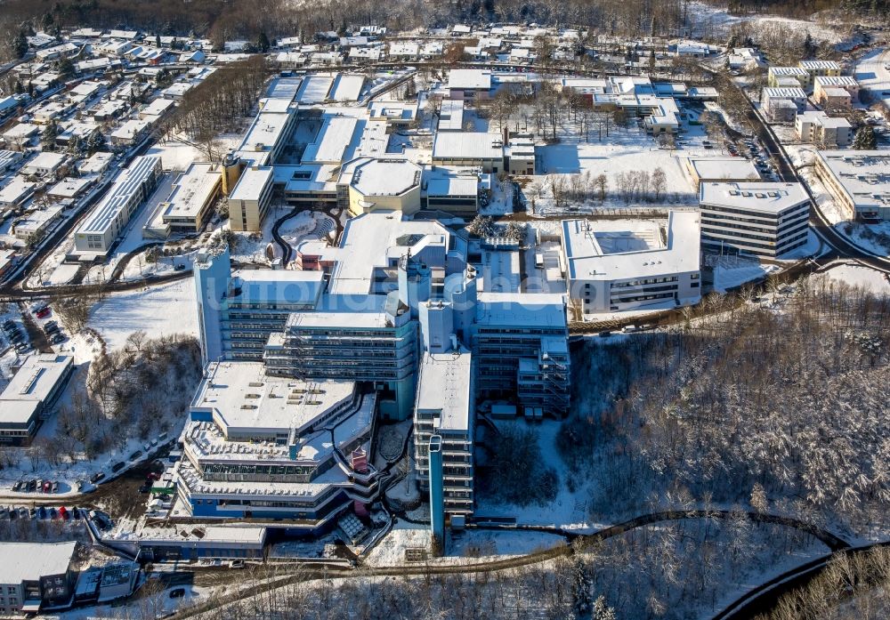 Siegen von oben - Winterlich schneebedeckter Campus- Universitäts- Bereich des Adolf-Reichwein-Gebäude in Siegen im Bundesland Nordrhein-Westfalen