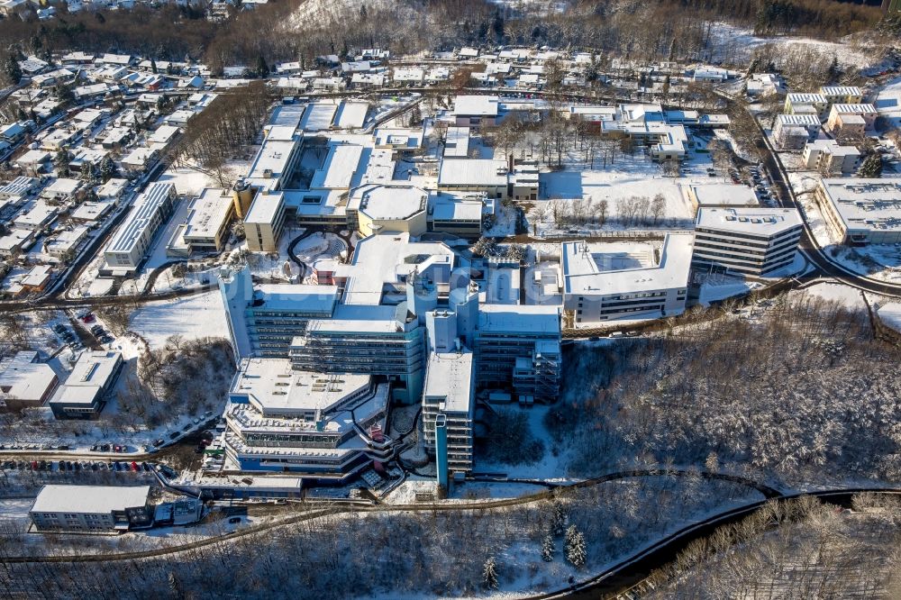 Siegen aus der Vogelperspektive: Winterlich schneebedeckter Campus- Universitäts- Bereich des Adolf-Reichwein-Gebäude in Siegen im Bundesland Nordrhein-Westfalen