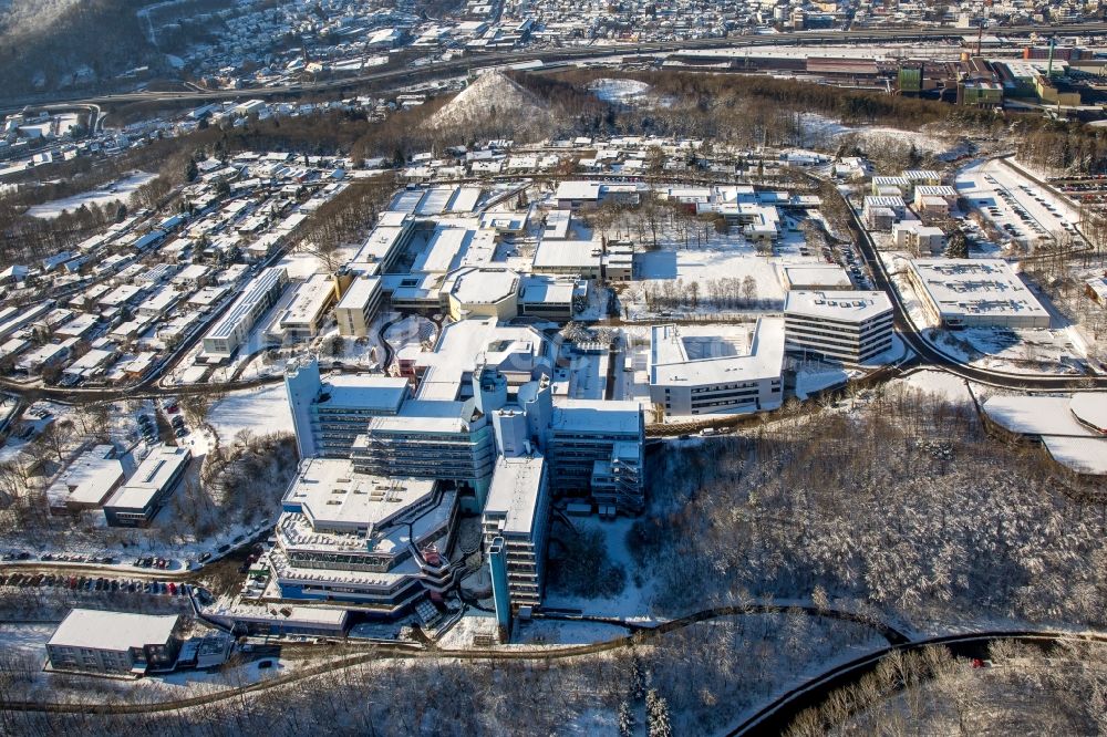 Luftbild Siegen - Winterlich schneebedeckter Campus- Universitäts- Bereich des Adolf-Reichwein-Gebäude in Siegen im Bundesland Nordrhein-Westfalen