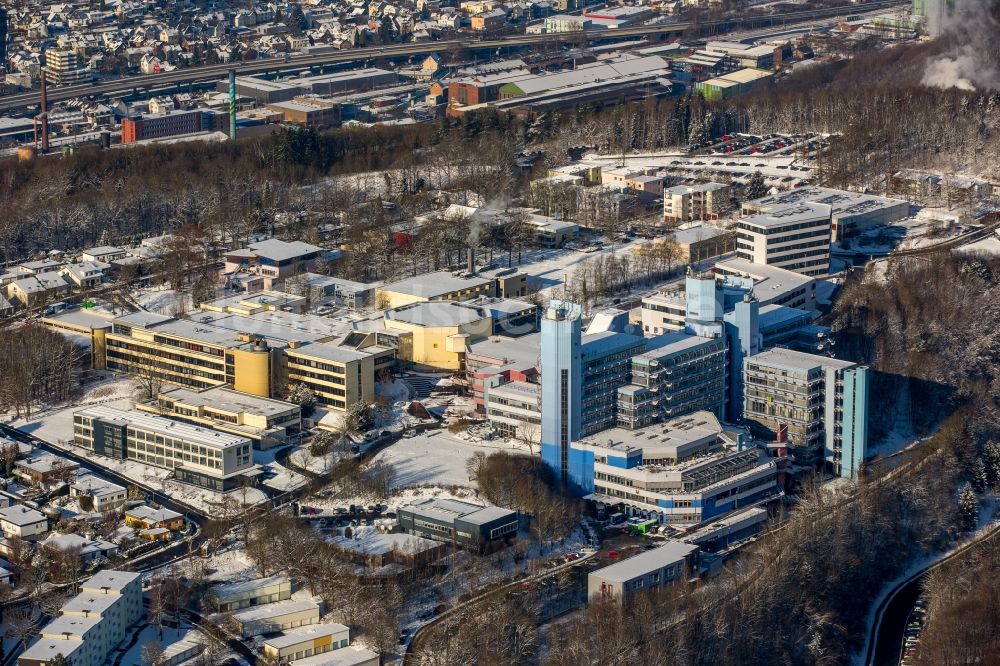 Siegen von oben - Winterlich schneebedeckter Campus- Universitäts- Bereich des Adolf-Reichwein-Gebäude in Siegen im Bundesland Nordrhein-Westfalen