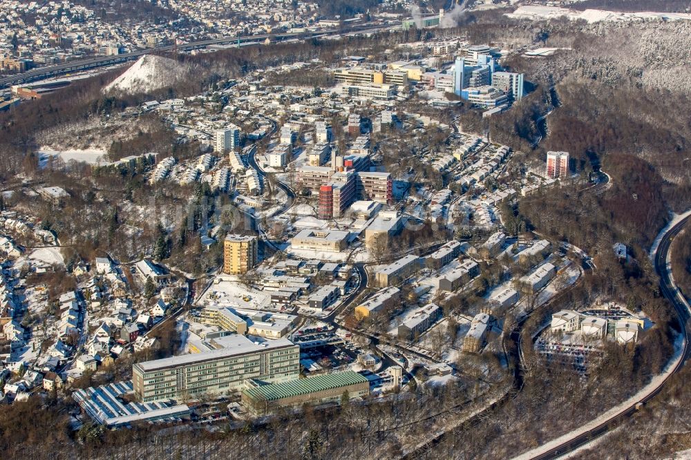 Luftaufnahme Siegen - Winterlich schneebedeckter Campus- Universitäts- Bereich des Adolf-Reichwein-Gebäude in Siegen im Bundesland Nordrhein-Westfalen