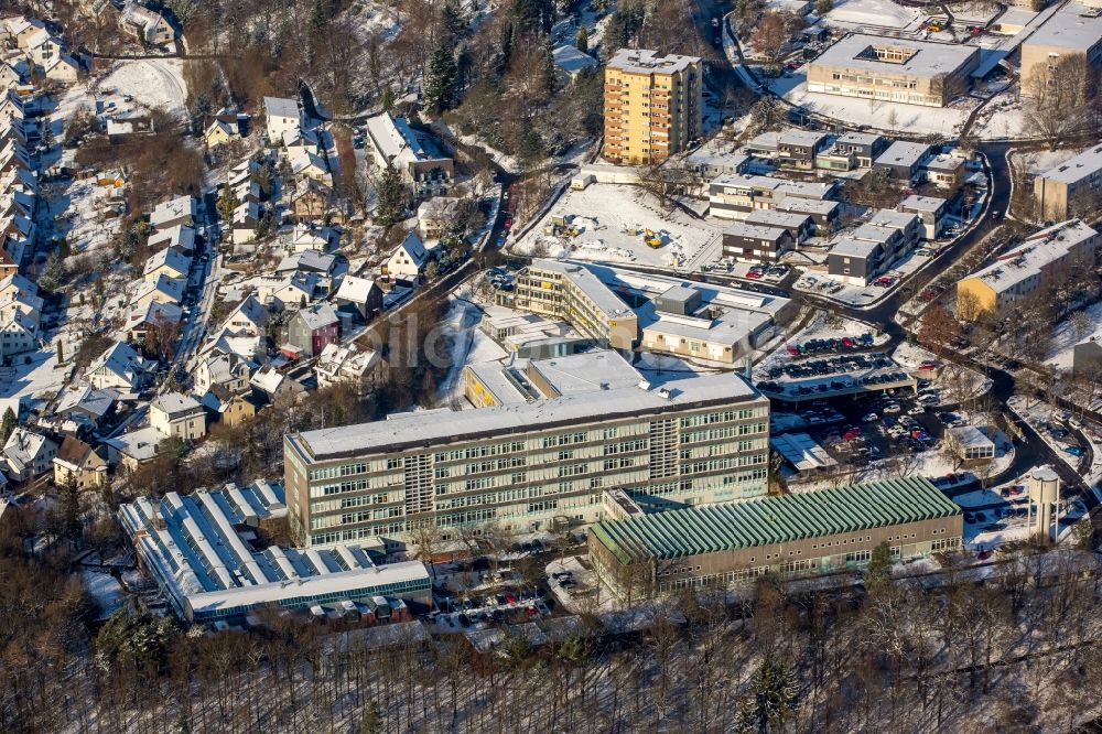 Siegen von oben - Winterlich schneebedeckter Campus- Universitäts- Bereich des Adolf-Reichwein-Gebäude in Siegen im Bundesland Nordrhein-Westfalen