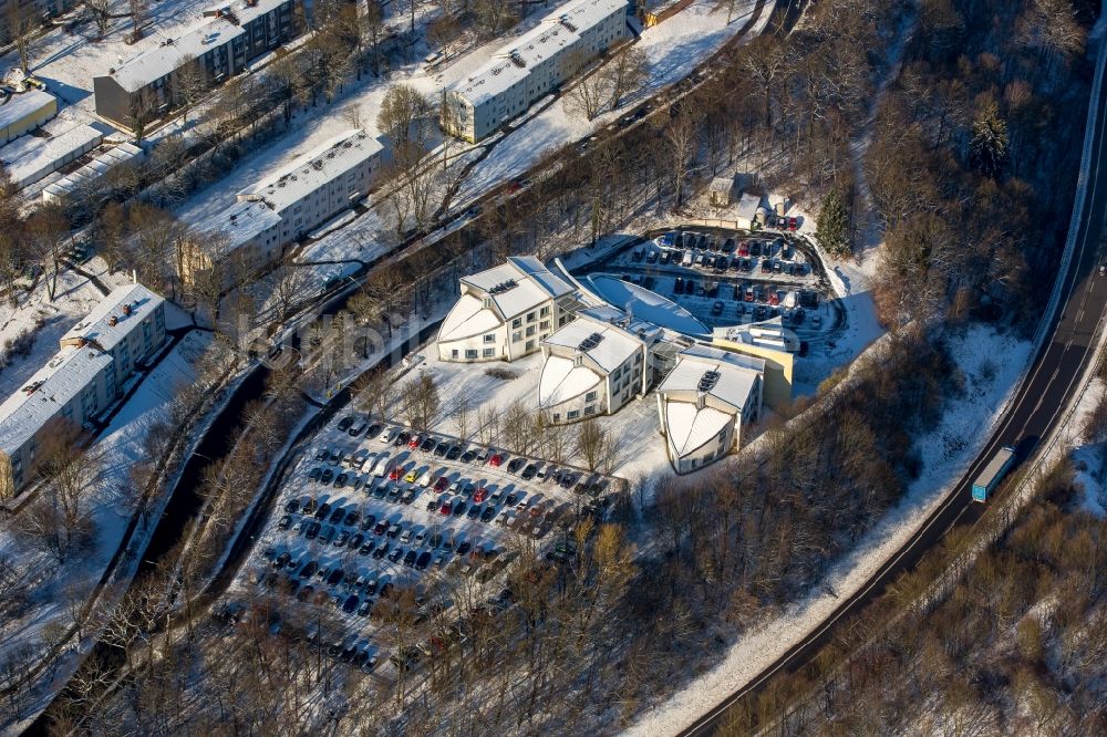 Luftaufnahme Hamm - Winterlich schneebedeckter Campus- Universitäts- Bereich Artur-Woll-Haus (AE) der Universität Siegen in Hamm im Bundesland Nordrhein-Westfalen