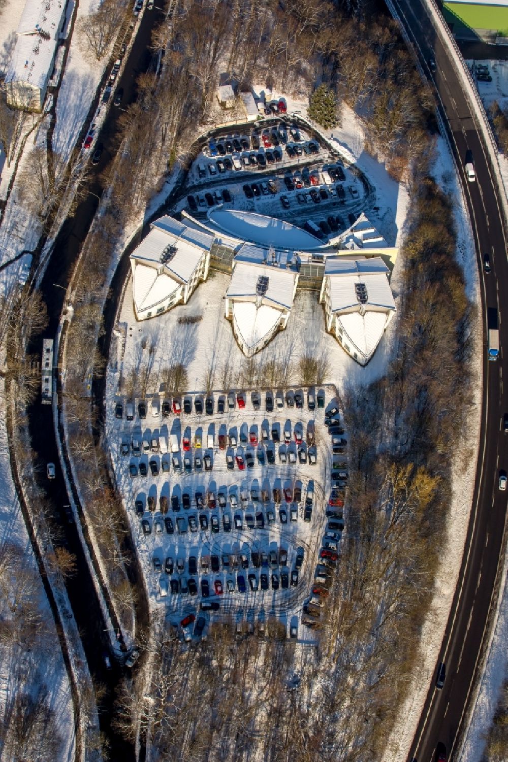 Luftaufnahme Hamm - Winterlich schneebedeckter Campus- Universitäts- Bereich Artur-Woll-Haus (AE) der Universität Siegen in Hamm im Bundesland Nordrhein-Westfalen