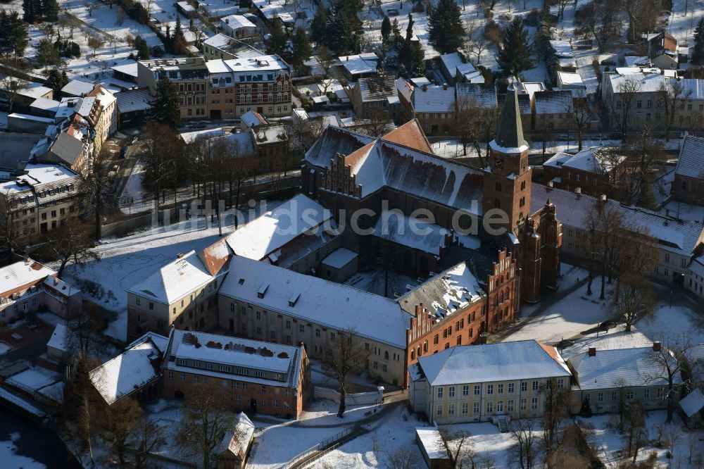 Luftaufnahme Brandenburg an der Havel - Winterlich schneebedeckter Dom St. Peter und Paul im Burghof in Brandenburg an der Havel im Bundesland Brandenburg