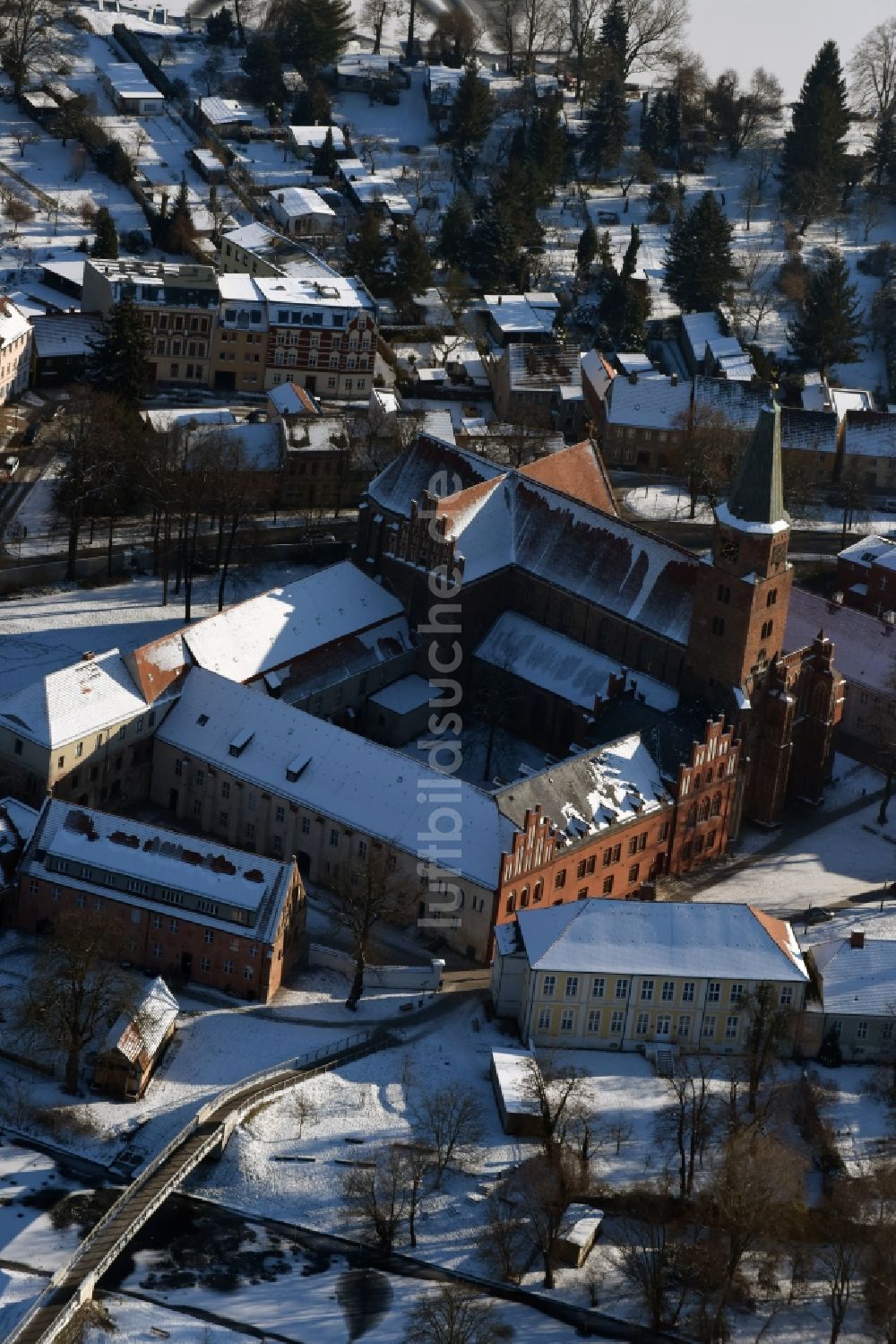 Brandenburg an der Havel von oben - Winterlich schneebedeckter Dom St. Peter und Paul im Burghof in Brandenburg an der Havel im Bundesland Brandenburg