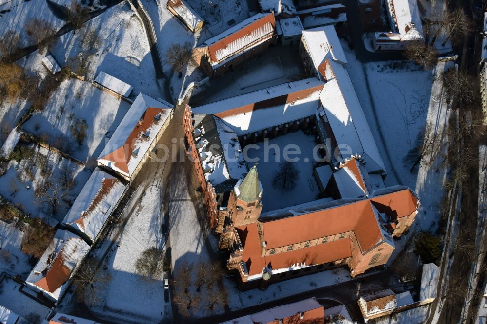 Luftaufnahme Brandenburg an der Havel - Winterlich schneebedeckter Dom St. Peter und Paul im Burghof in Brandenburg an der Havel im Bundesland Brandenburg