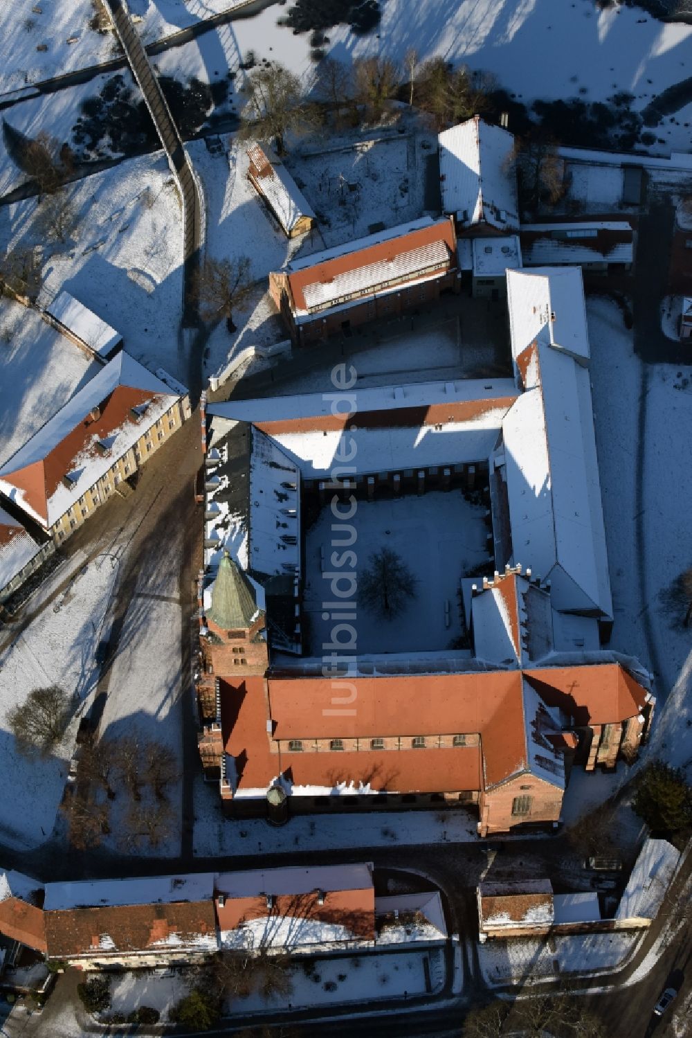 Brandenburg an der Havel von oben - Winterlich schneebedeckter Dom St. Peter und Paul im Burghof in Brandenburg an der Havel im Bundesland Brandenburg