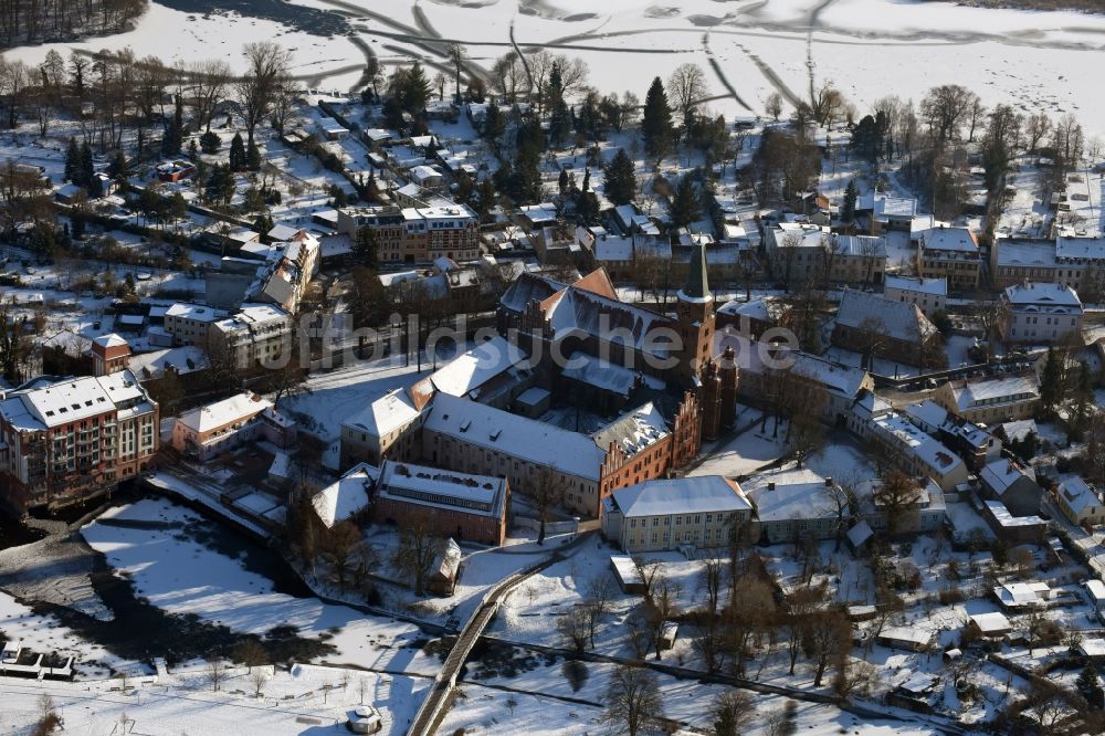 Brandenburg an der Havel aus der Vogelperspektive: Winterlich schneebedeckter Dom St. Peter und Paul im Burghof in Brandenburg an der Havel im Bundesland Brandenburg