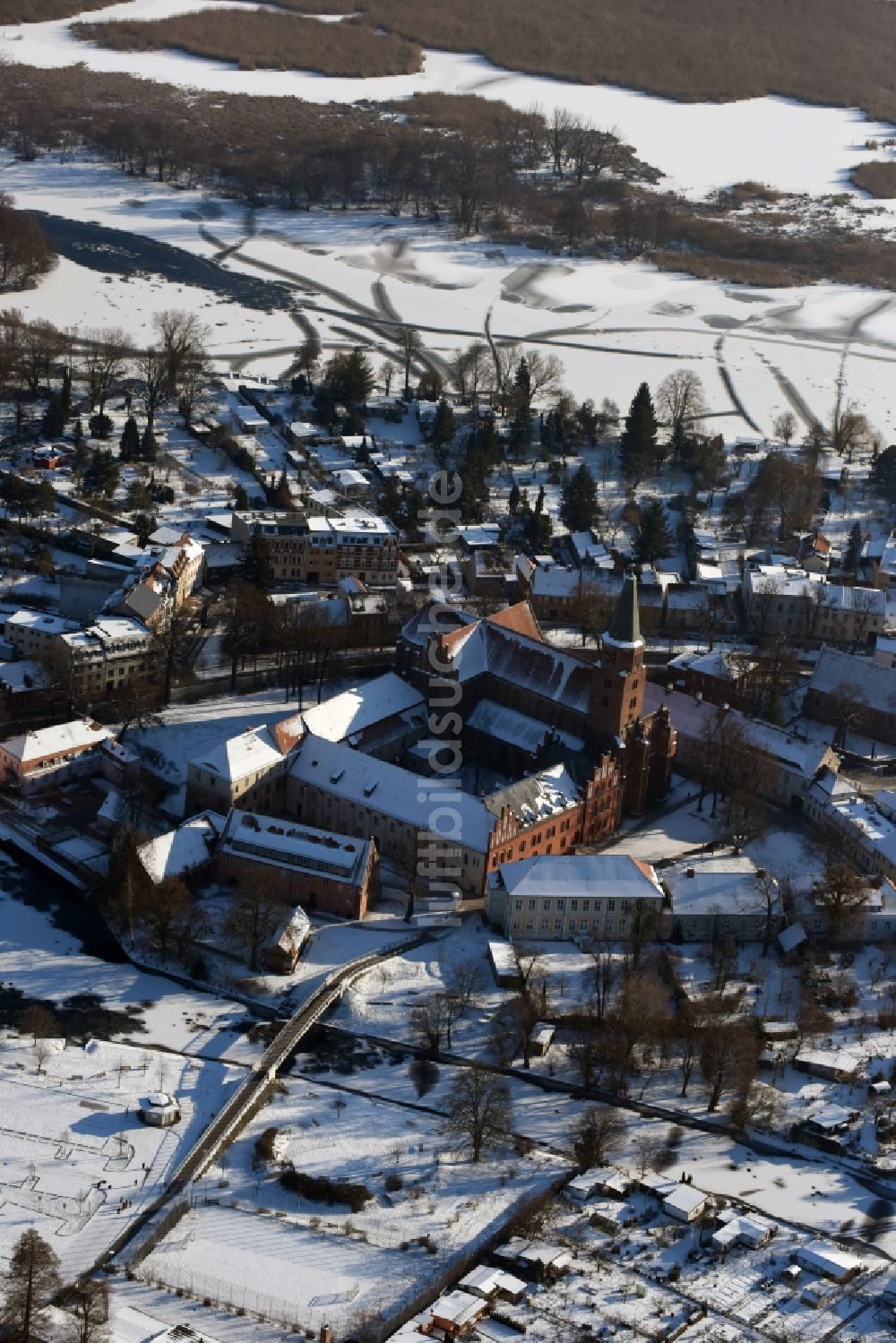 Luftbild Brandenburg an der Havel - Winterlich schneebedeckter Dom St. Peter und Paul im Burghof in Brandenburg an der Havel im Bundesland Brandenburg