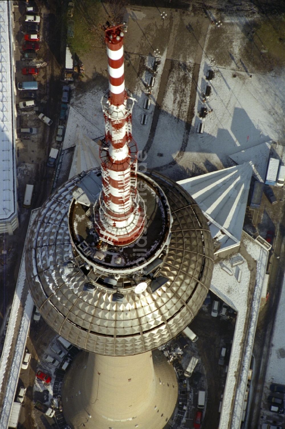 Luftaufnahme Berlin - Winterlich schneebedeckter Fernmeldeturm und Fernsehturm in Berlin