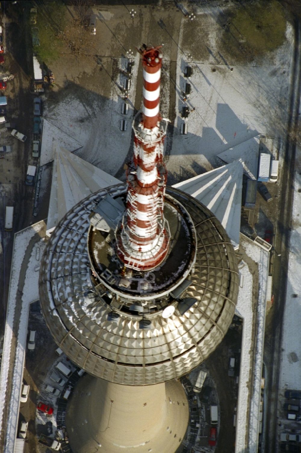 Berlin von oben - Winterlich schneebedeckter Fernmeldeturm und Fernsehturm in Berlin