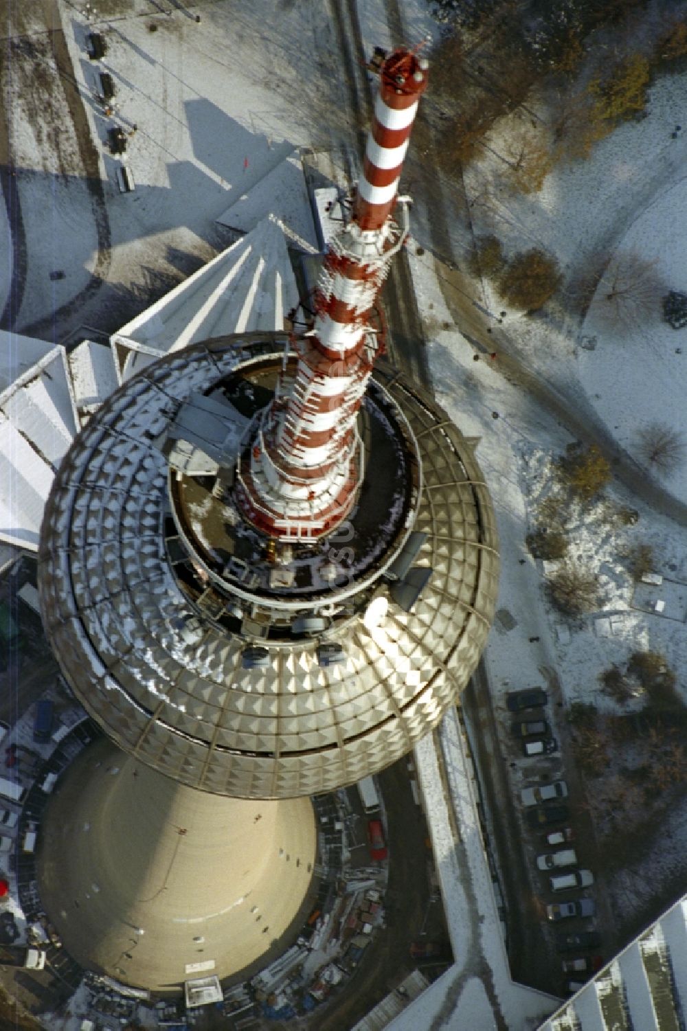 Berlin aus der Vogelperspektive: Winterlich schneebedeckter Fernmeldeturm und Fernsehturm in Berlin