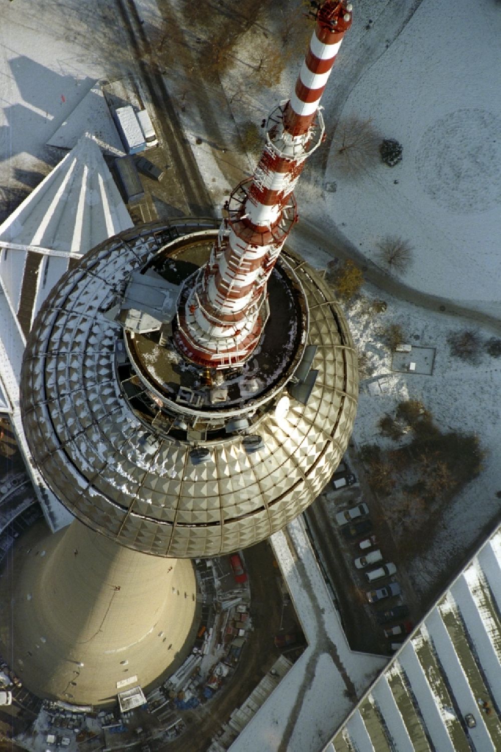 Luftbild Berlin - Winterlich schneebedeckter Fernmeldeturm und Fernsehturm in Berlin