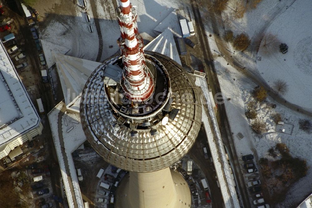 Luftaufnahme Berlin - Winterlich schneebedeckter Fernmeldeturm und Fernsehturm in Berlin