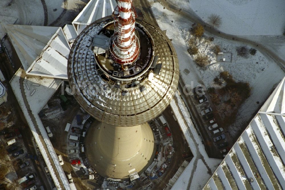 Berlin von oben - Winterlich schneebedeckter Fernmeldeturm und Fernsehturm in Berlin