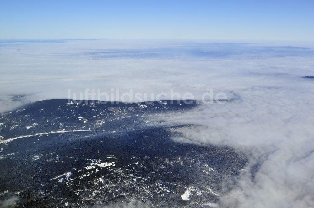 Luftaufnahme Warmensteinacher Forst-Nord - Winterlich schneebedeckter Fernmeldeturm und Sendeanlagen auf der Kuppe des Berges Ochsenkopf im Warmensteinacher Forst-Nord im Bundesland Bayern