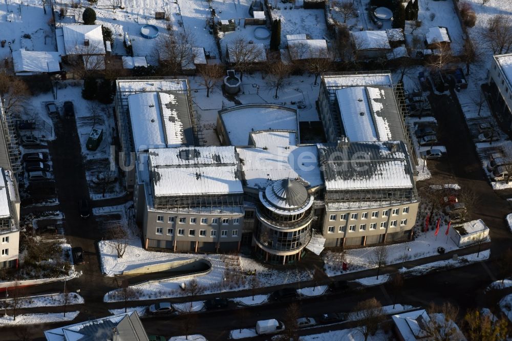 Luftaufnahme Magdeburg - Winterlich schneebedeckter Gebäudekomplex des Funkhauses radio SAW am Hansapark in Magdeburg im Bundesland Sachsen-Anhalt