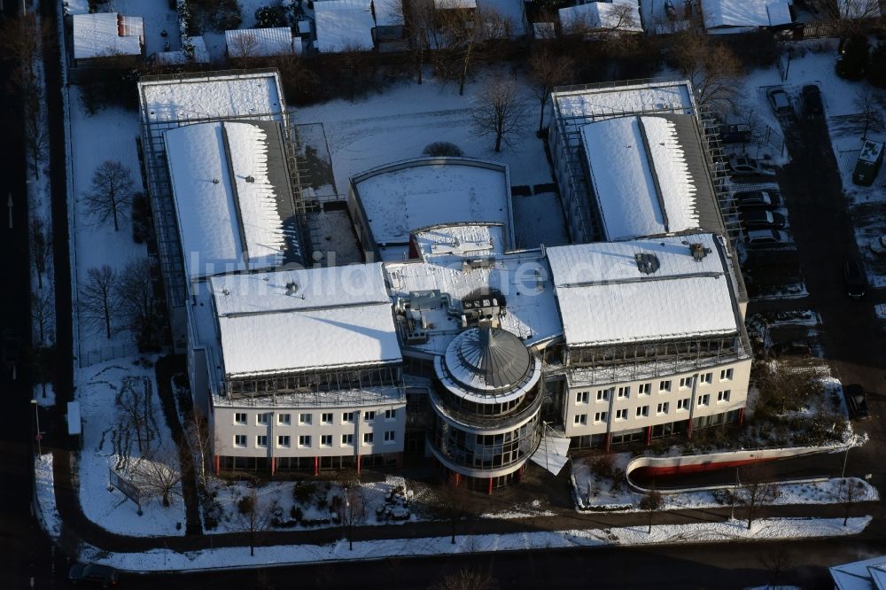 Luftbild Magdeburg - Winterlich schneebedeckter Gebäudekomplex des Funkhauses radio SAW am Hansapark in Magdeburg im Bundesland Sachsen-Anhalt