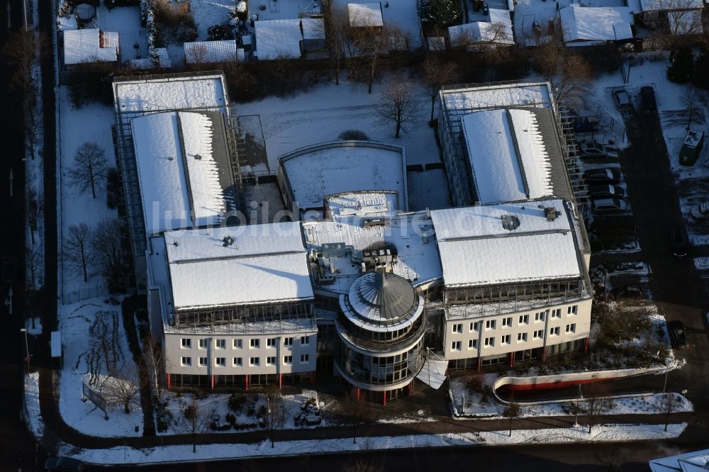 Luftaufnahme Magdeburg - Winterlich schneebedeckter Gebäudekomplex des Funkhauses radio SAW am Hansapark in Magdeburg im Bundesland Sachsen-Anhalt