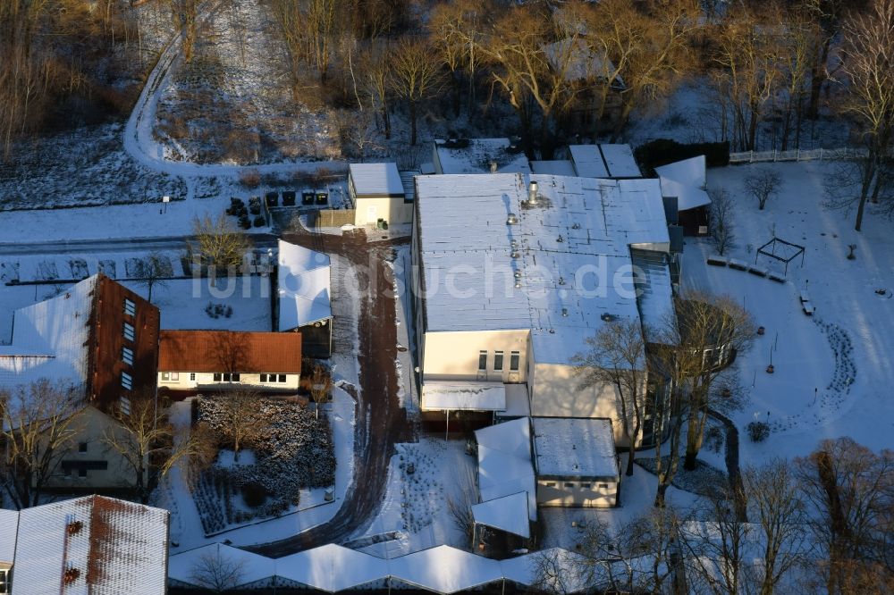 Päwesin aus der Vogelperspektive: Winterlich schneebedeckter Gebäudekomplex der Hotelanlage Hotel Bollmansruh am Beetzsee in Bollmannsruh im Bundesland Brandenburg