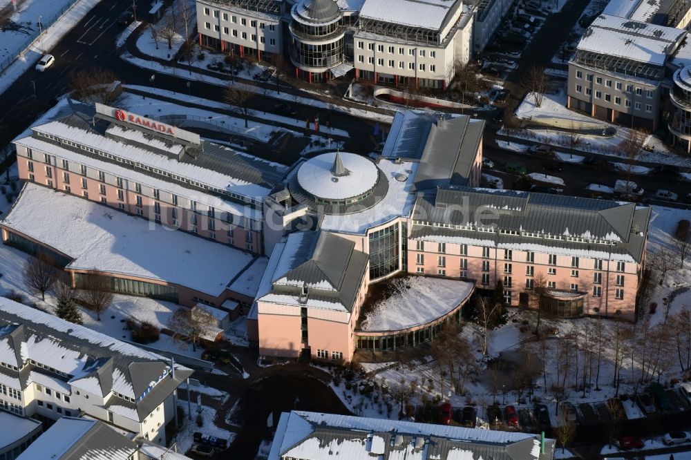 Magdeburg aus der Vogelperspektive: Winterlich schneebedeckter Gebäudekomplex der Hotelanlage Ramada am Hansapark in Magdeburg im Bundesland Sachsen-Anhalt