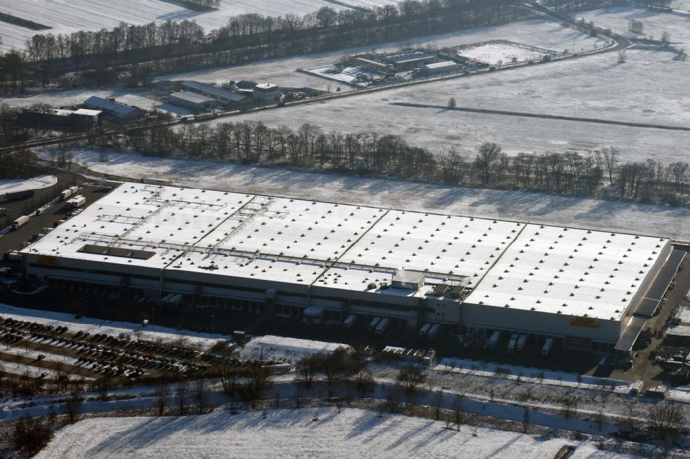 Luftbild Berlin - Winterlich schneebedeckter Gebäudekomplex und Logistikzentrum auf dem Gelände des Netto Marken-Discount am Arkenberger Damm in Berlin