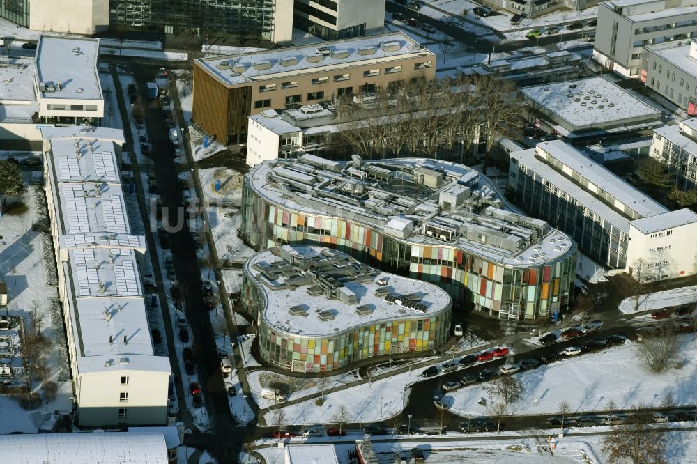 Berlin aus der Vogelperspektive: Winterlich schneebedeckter Gebäudekomplex des Zentrums für Photonik und Optik (ZPO) im Technologiepark Adlershof in Berlin