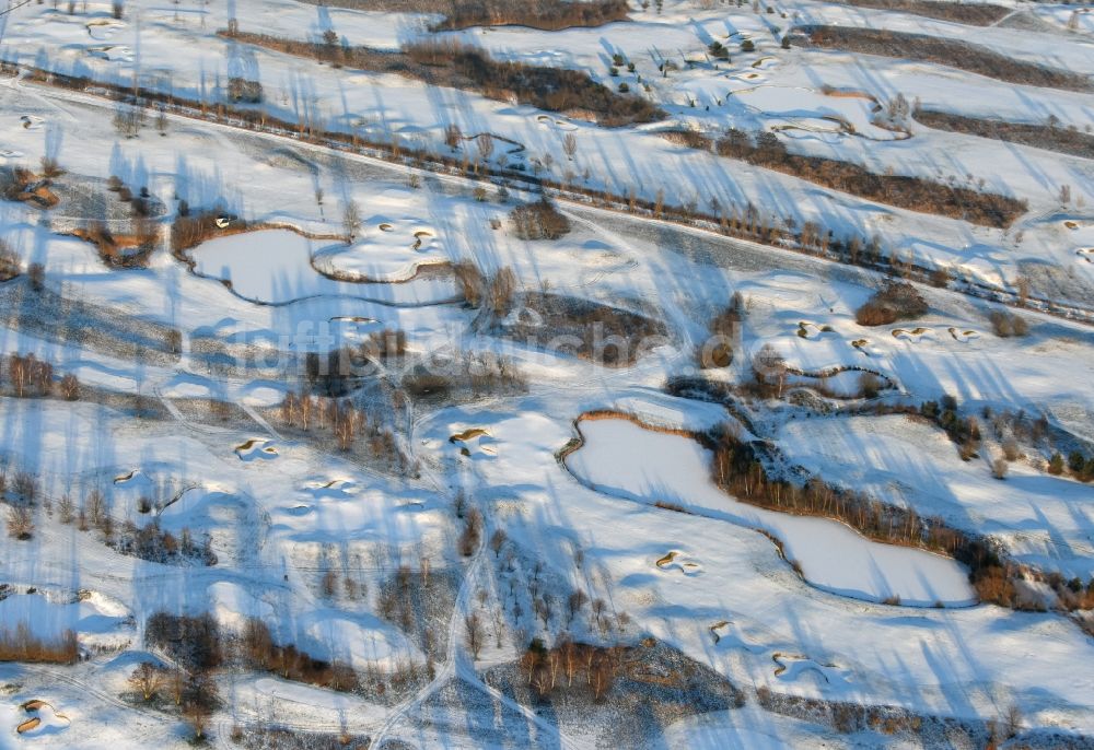 Hohen Neuendorf aus der Vogelperspektive: Winterlich schneebedeckter Golfplatz in Hohen Neuendorf im Bundesland Brandenburg