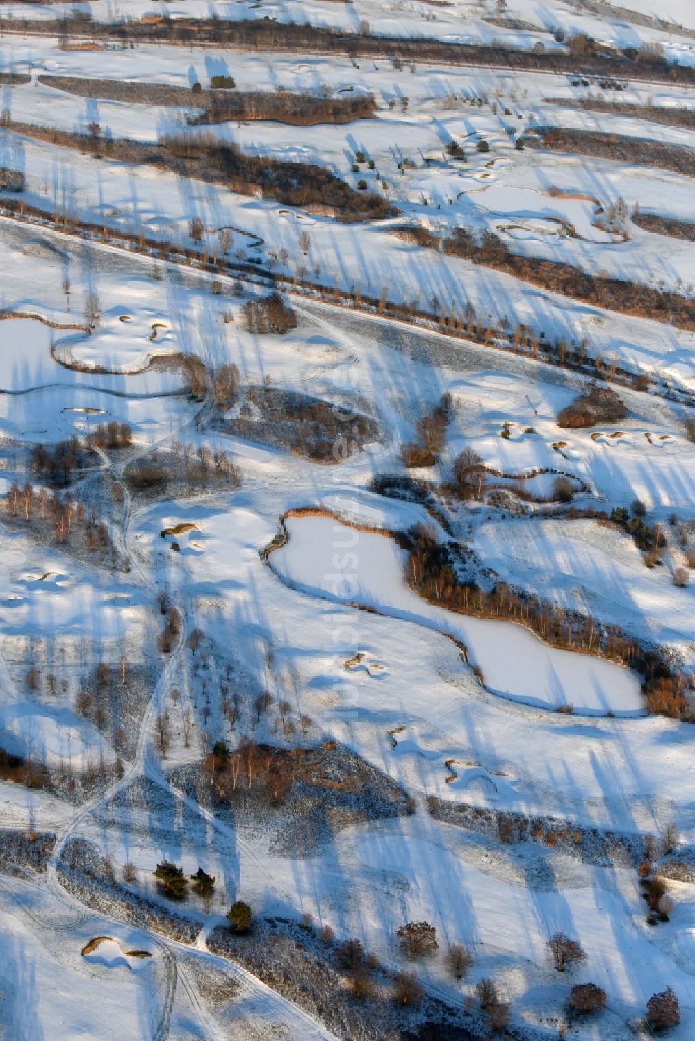 Luftbild Hohen Neuendorf - Winterlich schneebedeckter Golfplatz in Hohen Neuendorf im Bundesland Brandenburg