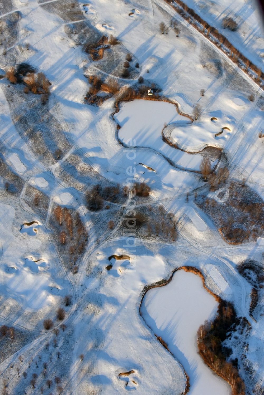 Luftaufnahme Hohen Neuendorf - Winterlich schneebedeckter Golfplatz in Hohen Neuendorf im Bundesland Brandenburg