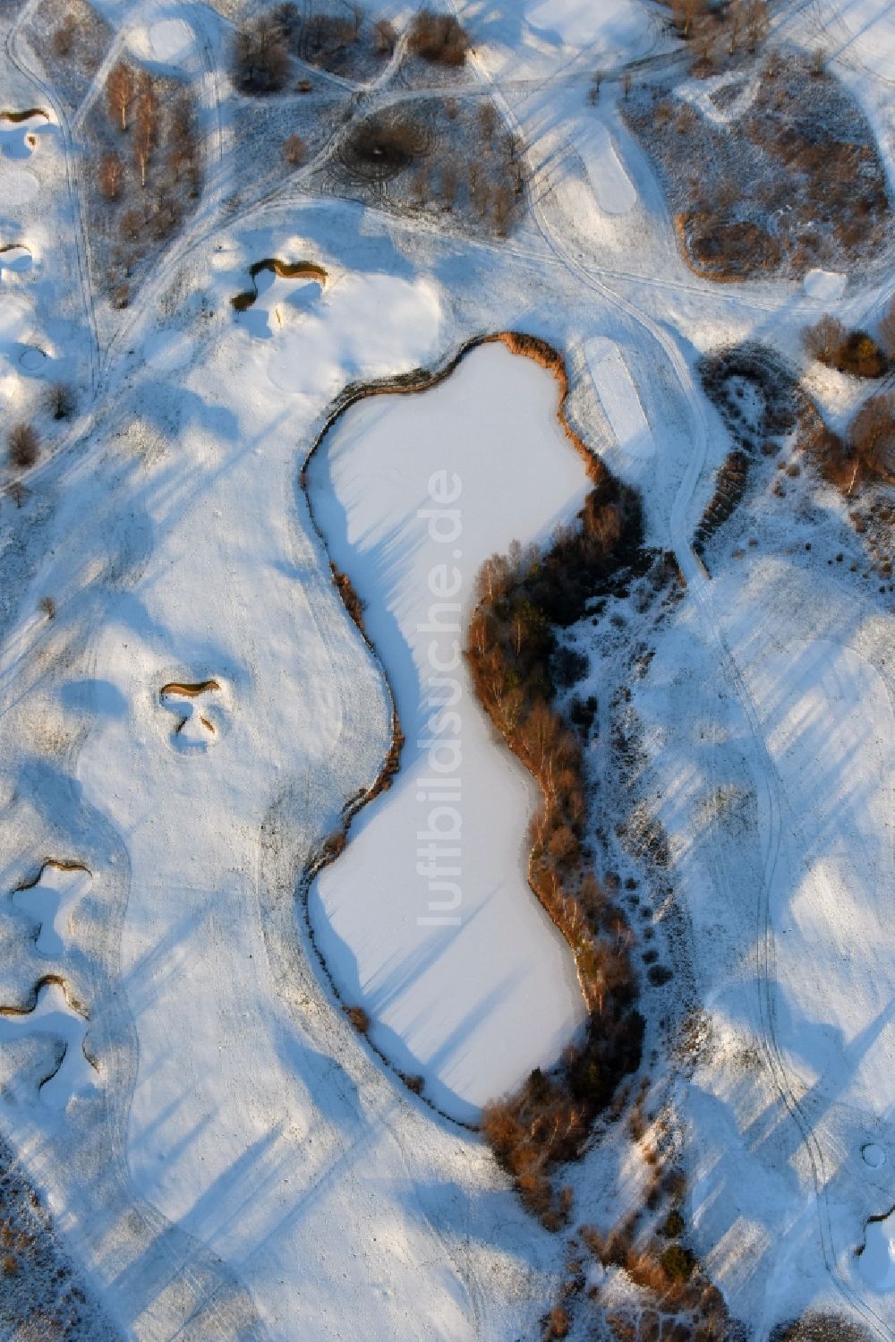 Hohen Neuendorf von oben - Winterlich schneebedeckter Golfplatz in Hohen Neuendorf im Bundesland Brandenburg